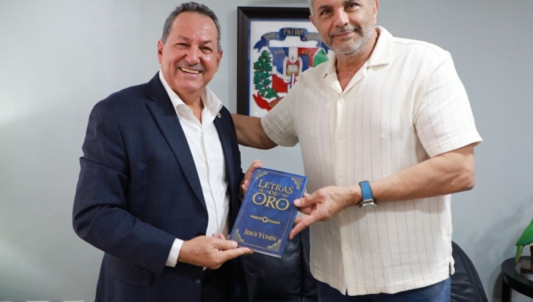 Director Recibe Libro Thumbnail Director Recibe Libro Thumbnail